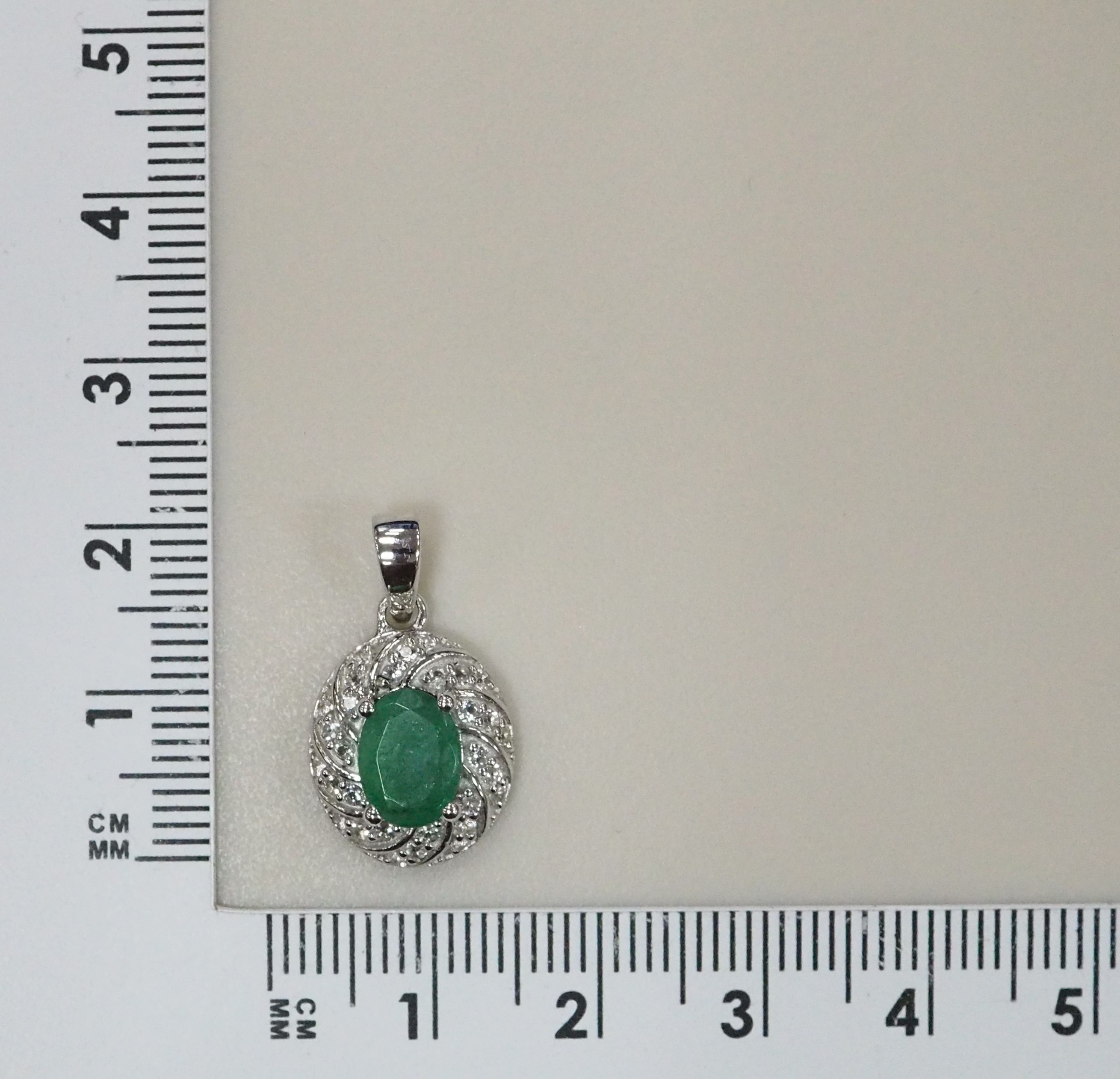 Серебряная подвеска с изумрудом